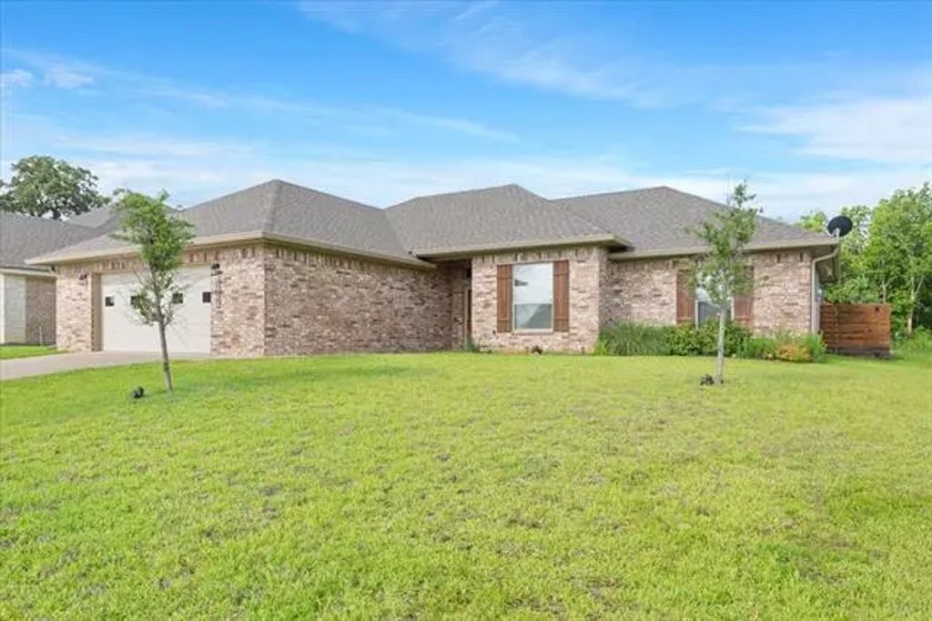 107 Indian Trails Road, Riesel