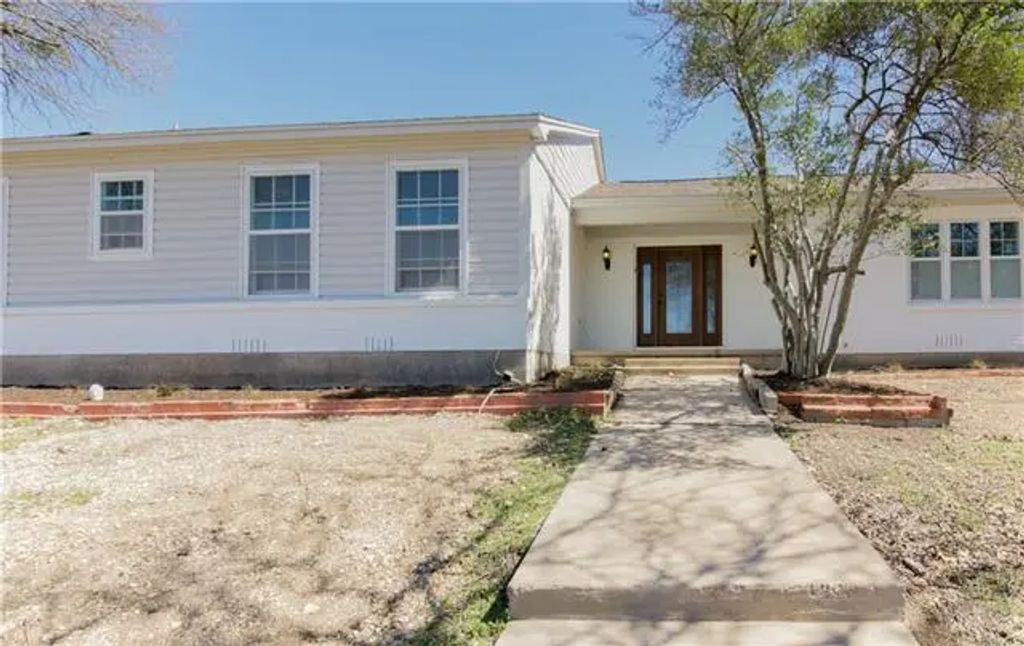 915 Estates Drive, Woodway