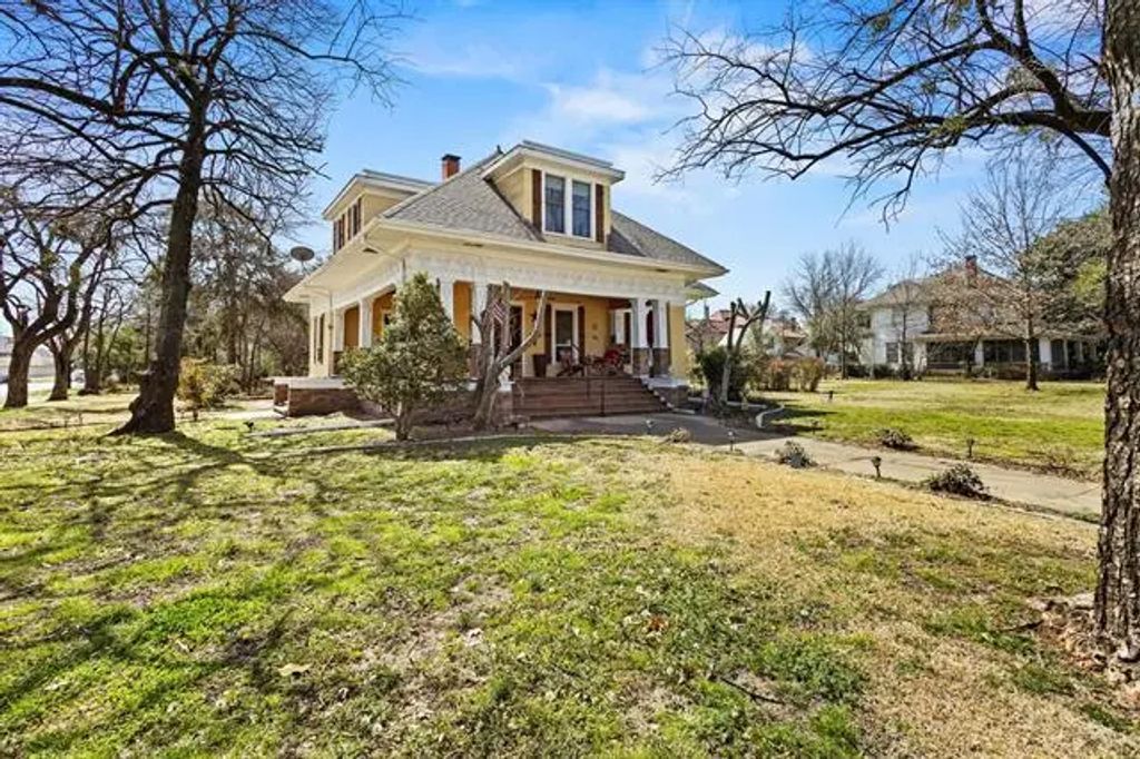 1104 W Bond Street, Denison