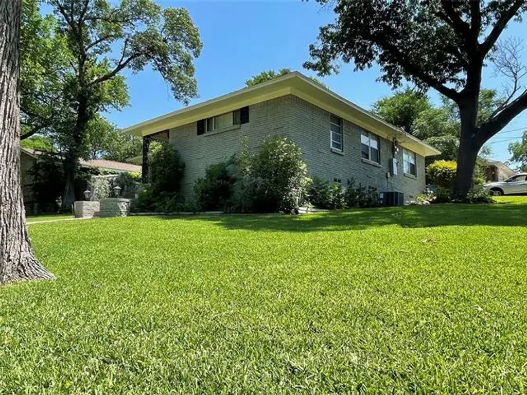 3608 Oak Creek Circle, Dallas