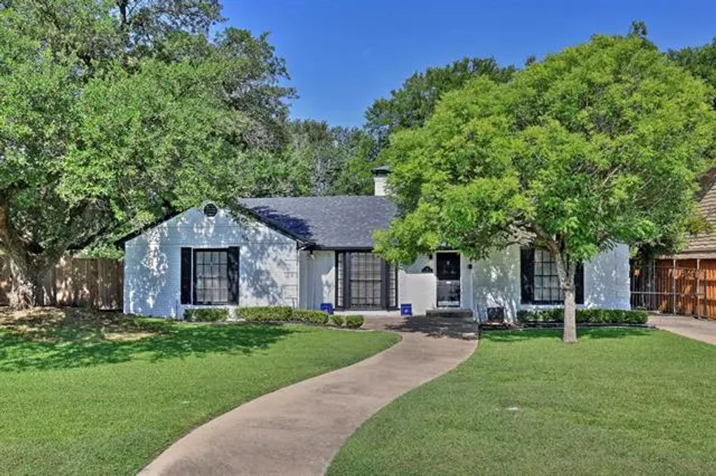 101 Lindenwood Drive, Fort Worth