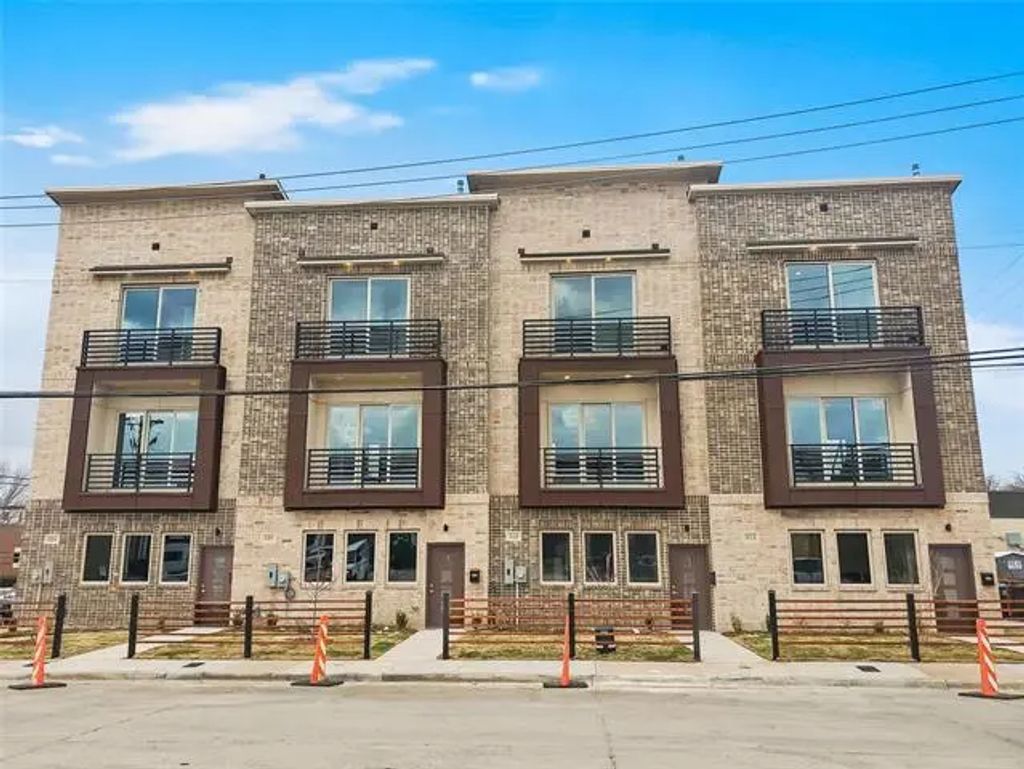 324 Feliks Gwozdz Place 200, Fort Worth