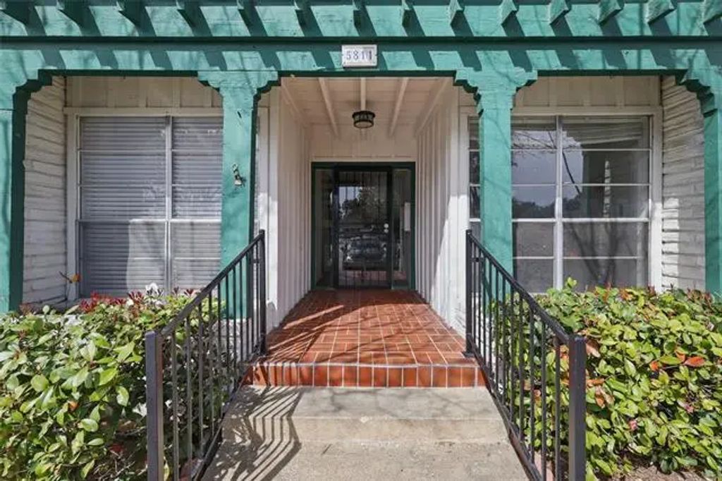 5811 Copperwood Lane 1122, Dallas