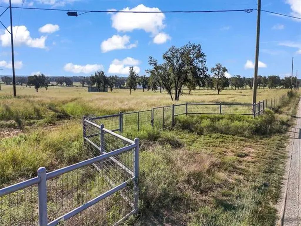 605 Carter Lane, Santo