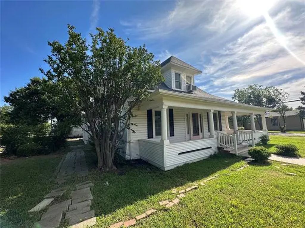 300 W Oak Street, Gunter