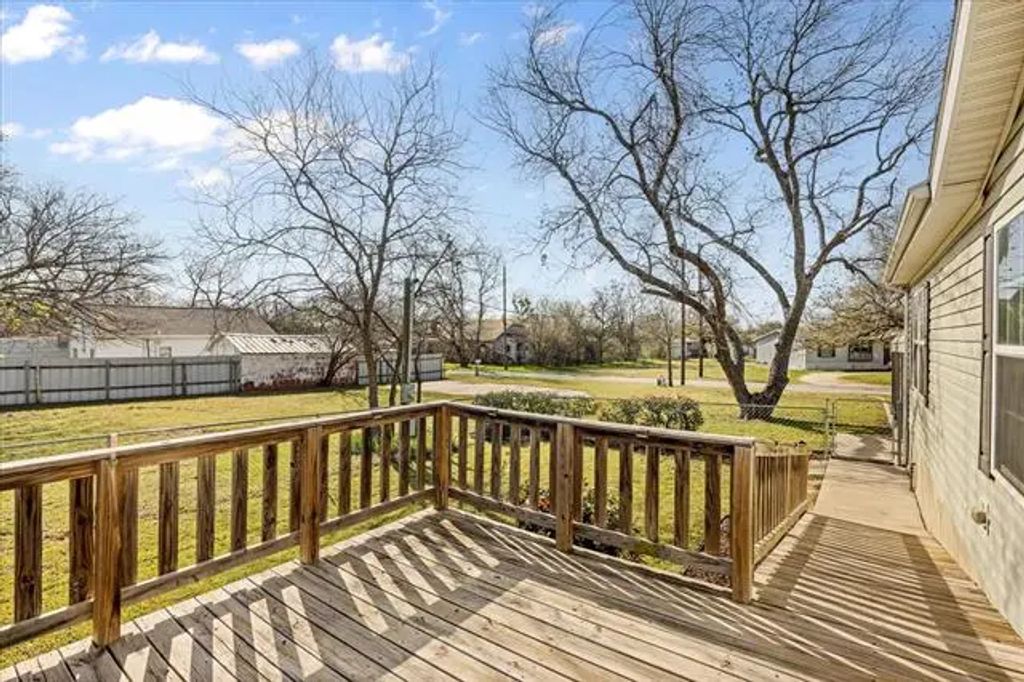 107 Rippetoe Street, Lipan