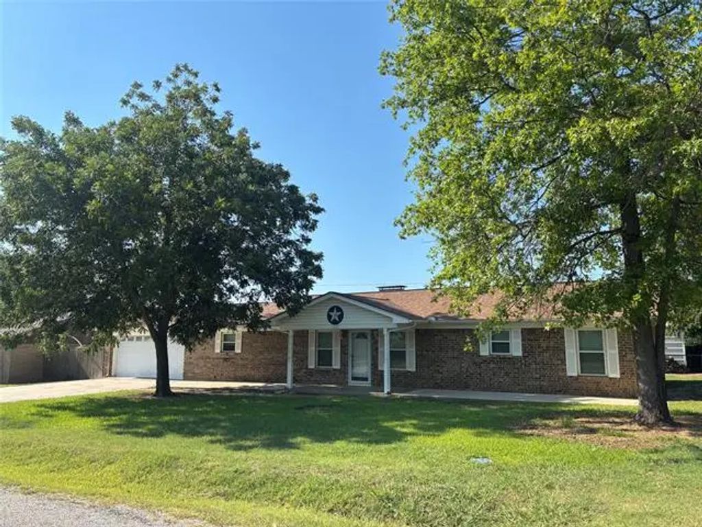 1005 Miller Drive, Mineral Wells