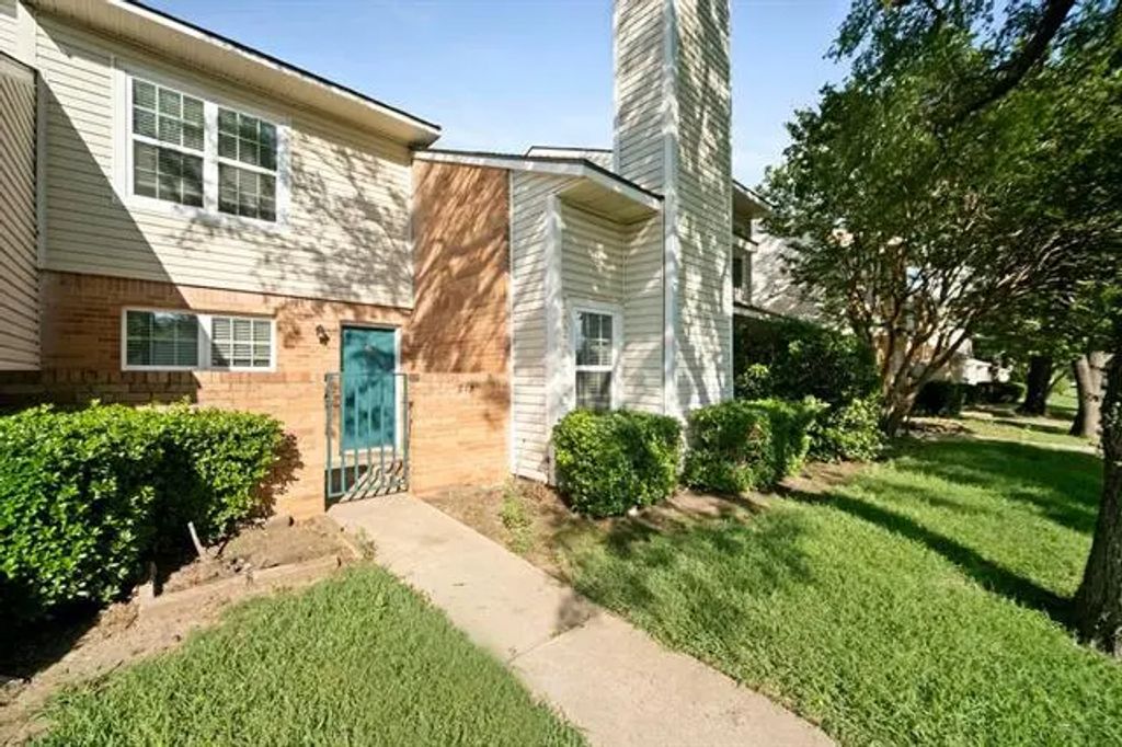815 Summercreek Drive, Lewisville