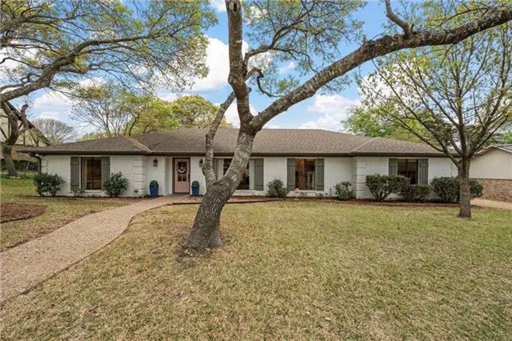 10019 Shadowcrest Street, Woodway