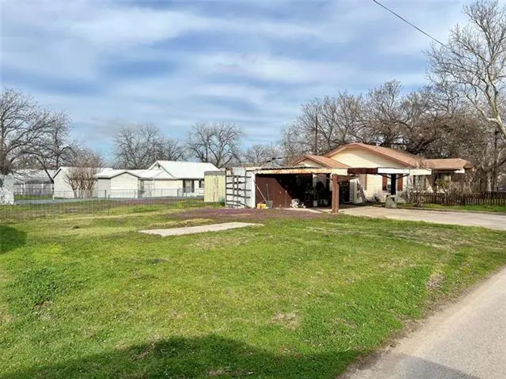 915 Young Street, Nocona