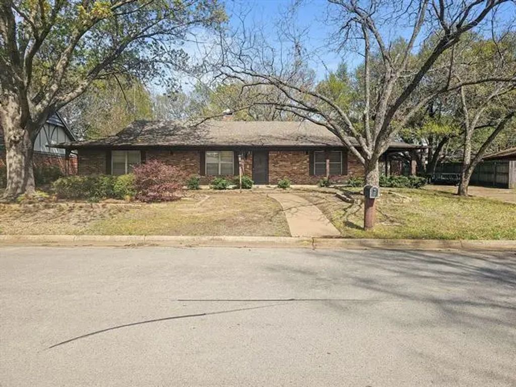 1807 Elm Crest Drive, Arlington