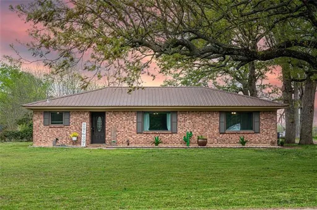 1017 County Road 15390, Deport