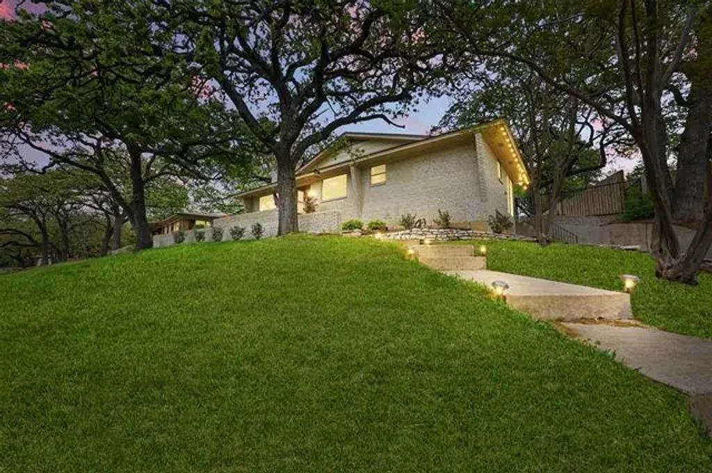 1217 Briarwood Boulevard, Arlington