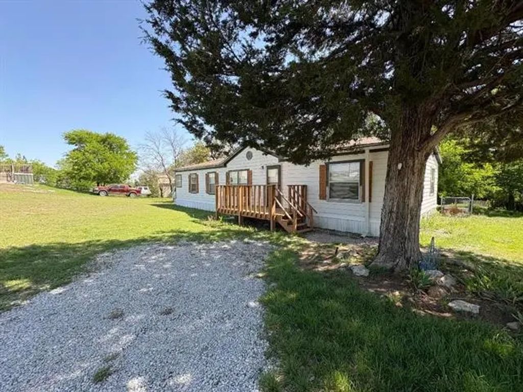 125 Classic Country Court, Springtown