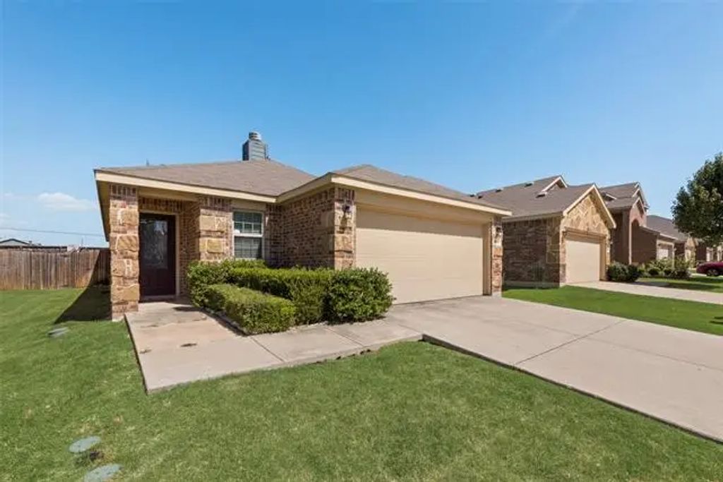 1317 Silver Lane, Aubrey