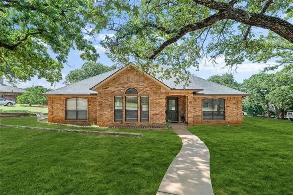 604 Willow Bend Street, Cleburne