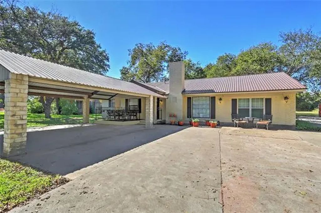 410 Sw Barnard Street, Glen Rose
