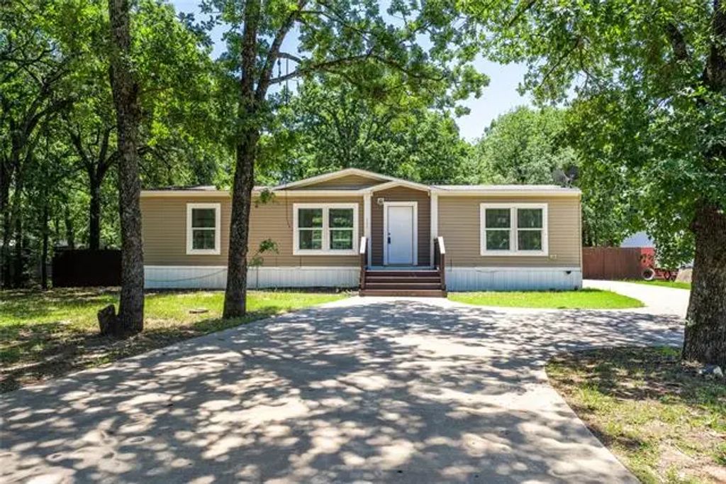 153 Tres Lagos Boulevard, Gun Barrel City
