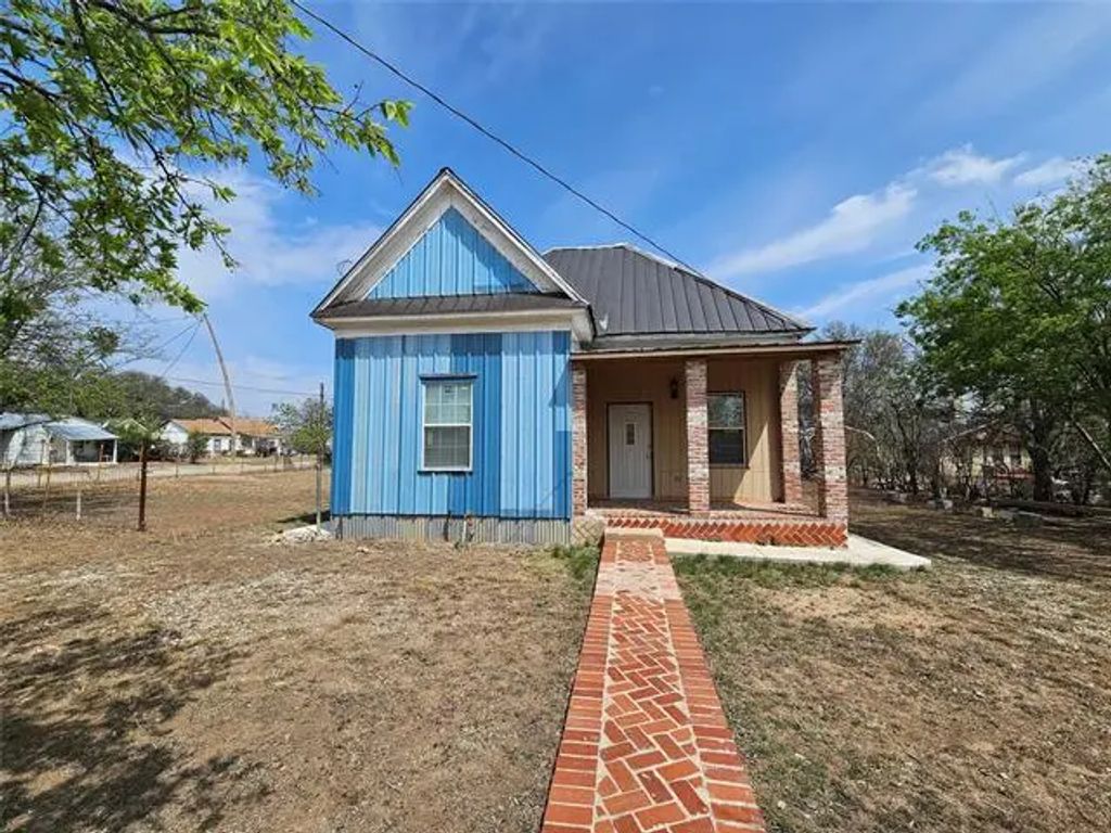 501 E 10th Street, Brady