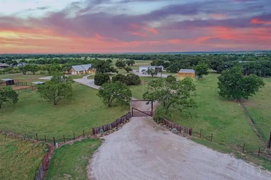 500 Saddleview Court, Mineral Wells