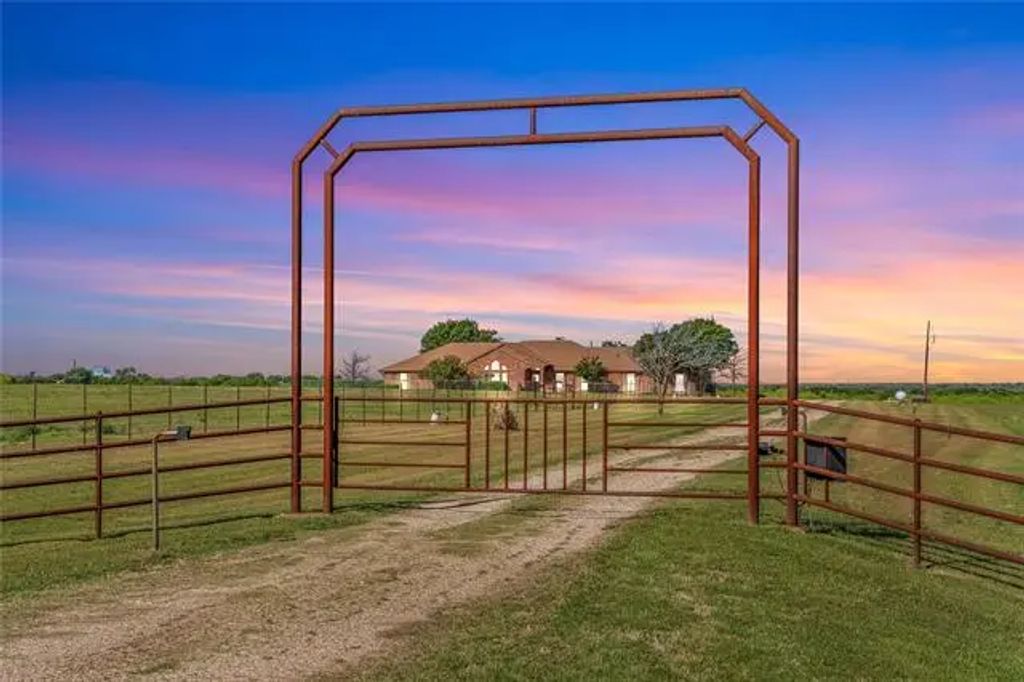 584 S Hanath Kuehl Road, Riesel