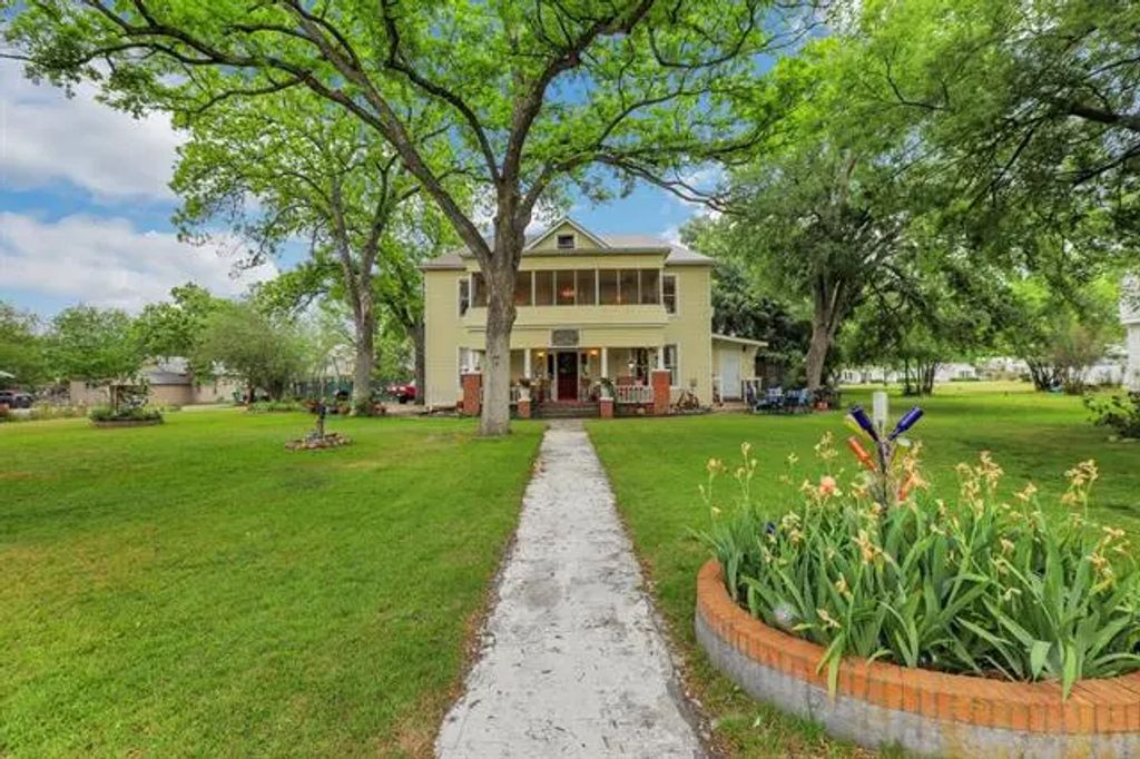 203 W Commerce Street, San Saba