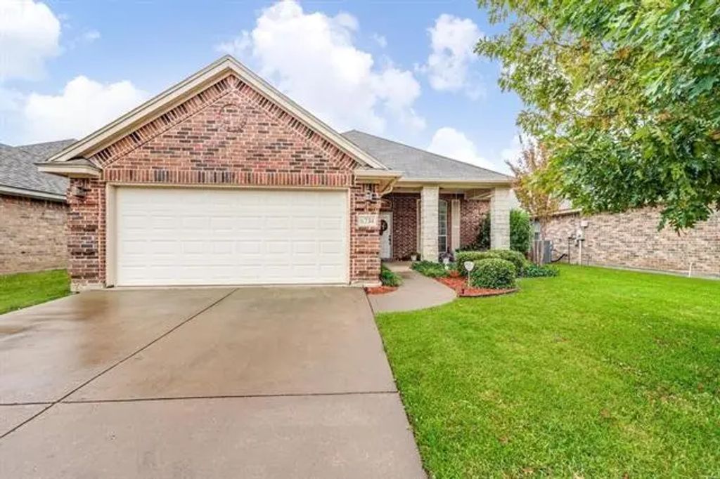8234 Winter Falls Trail, Fort Worth