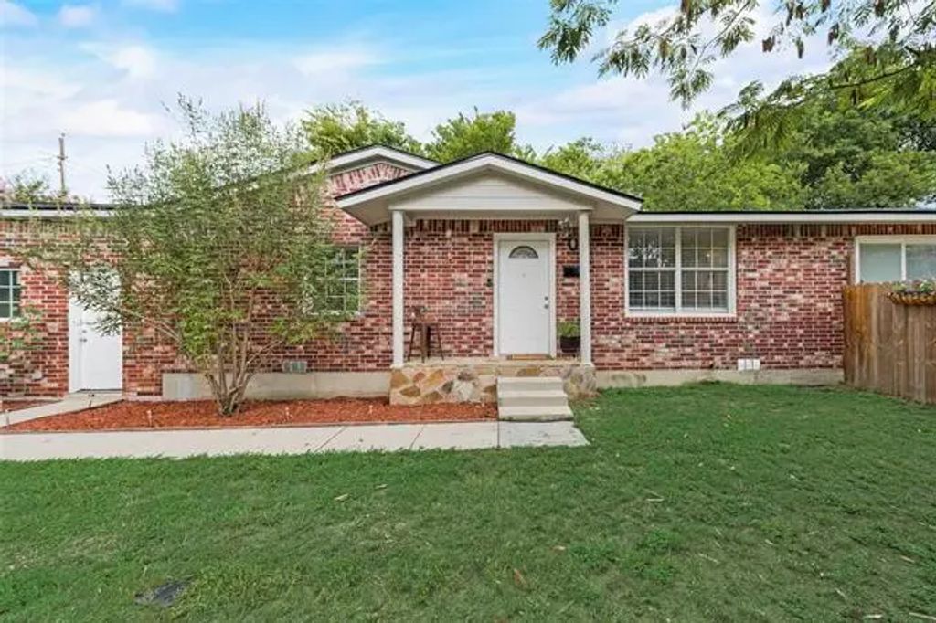 711 Broadway Avenue, Euless