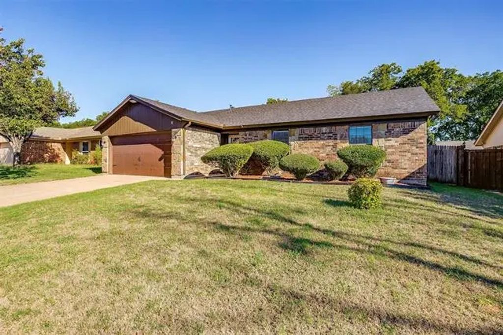 1300 Steinburg Lane, Fort Worth