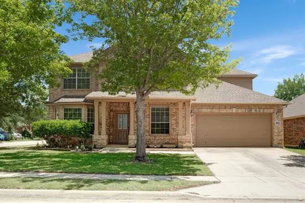 9028 Foxwood Drive, Fort Worth