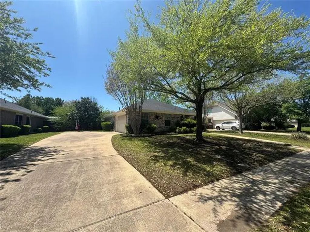 132 Yosemite Lane, Terrell