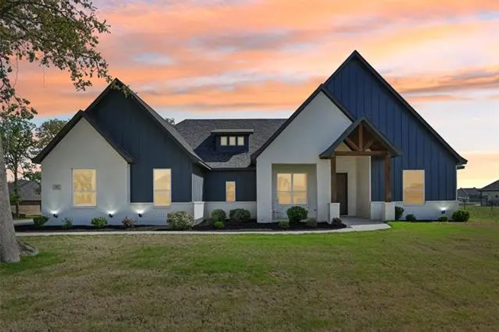127 Clayton Crossing, Springtown