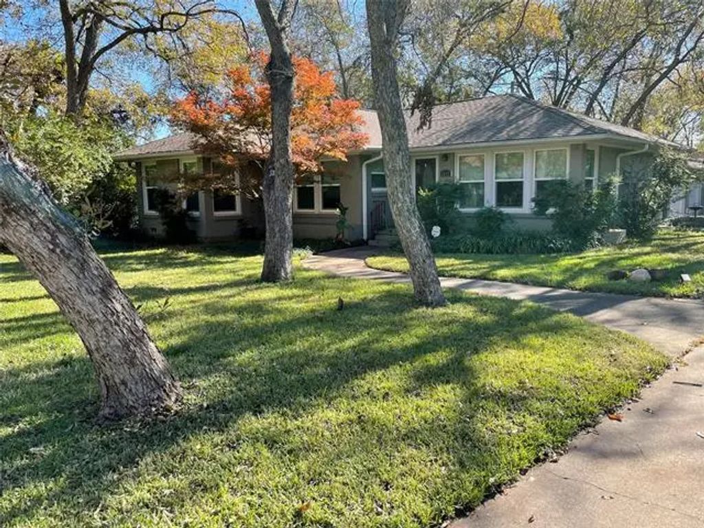 1512 Larkspur Drive, Arlington