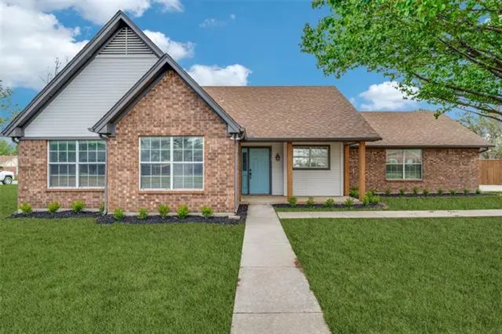 1106 N Saint James Circle, Pilot Point