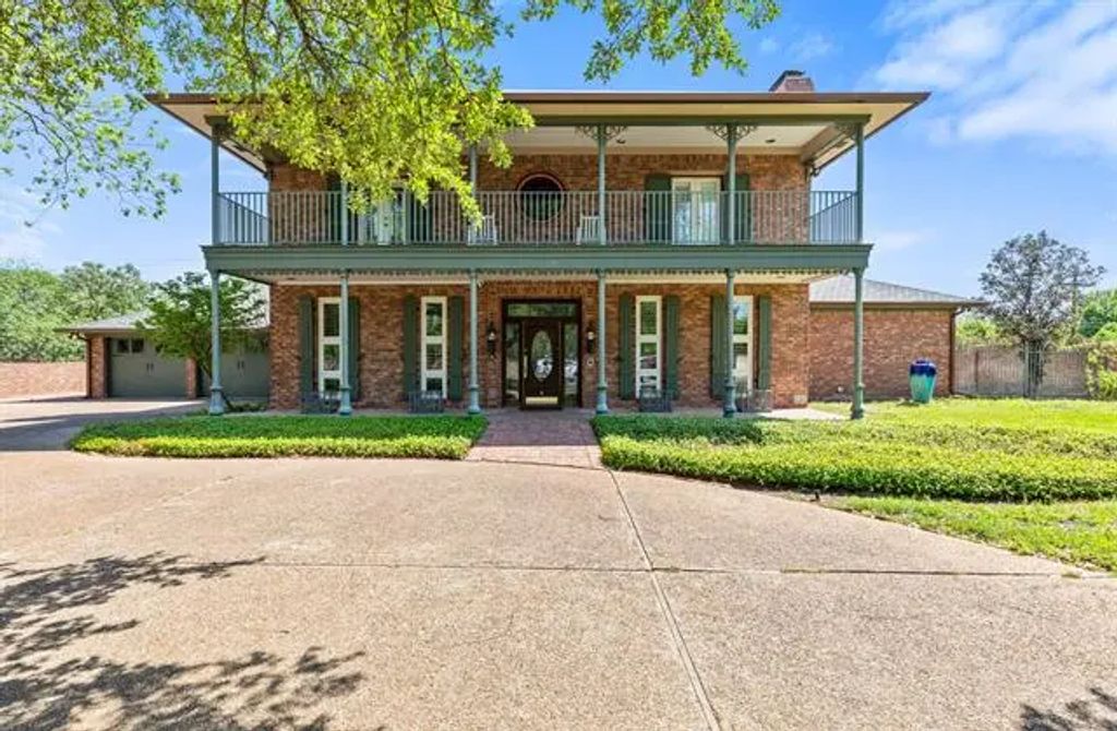 6 Carriage Square, Waco