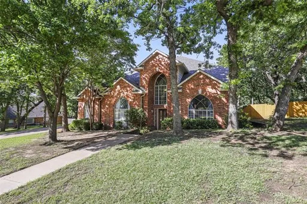 805 Red Oak Court, Crowley