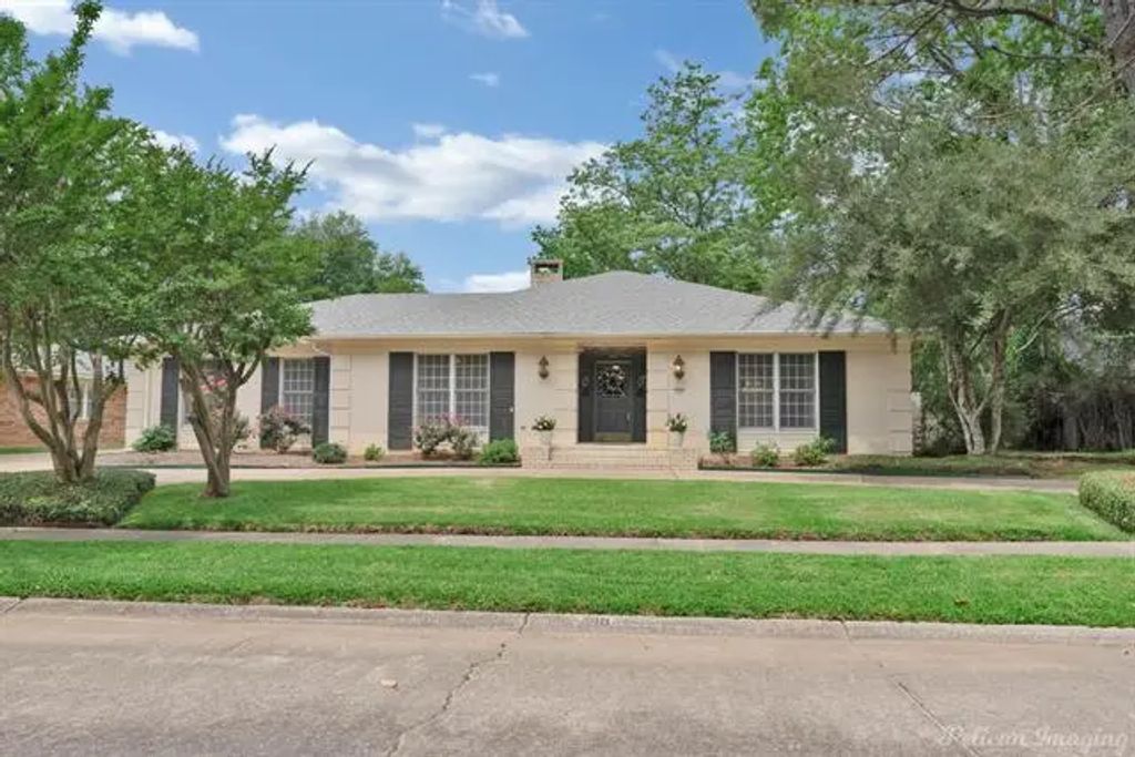 218 Clearwood Lane, Shreveport