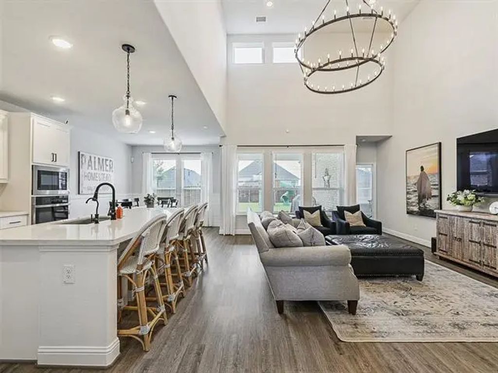 220 Glenwood Drive, Oak Point