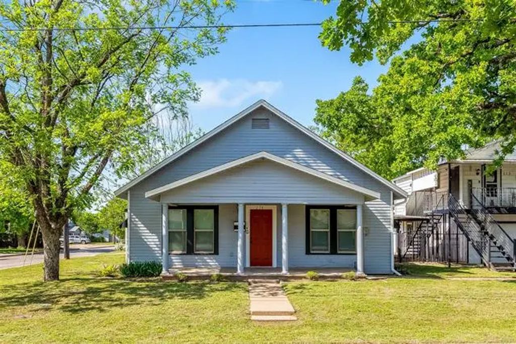 224 W Doyle Street, Granbury
