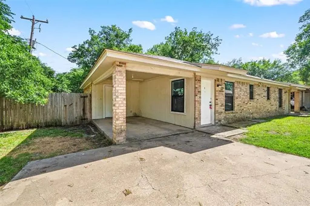 119 Del Rio Avenue D, Benbrook