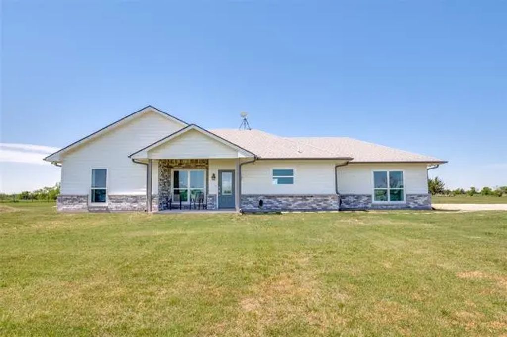475 County Road 4930, Leonard
