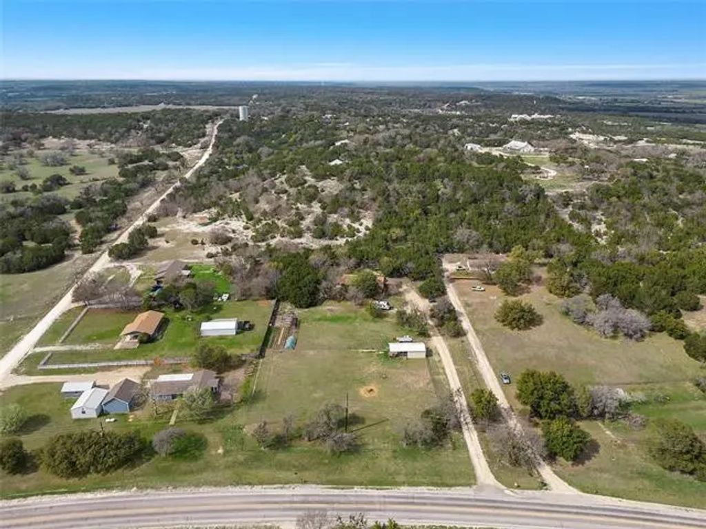 3653 Fm 2602, Clifton