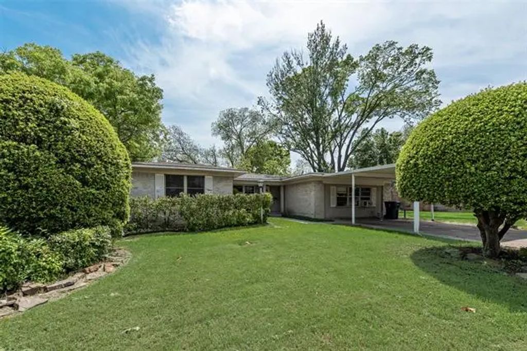 716 Blossom Road, Garland