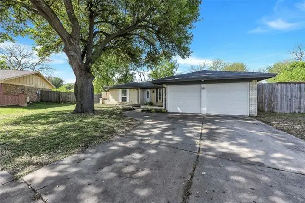1800 W Queens Court, Arlington