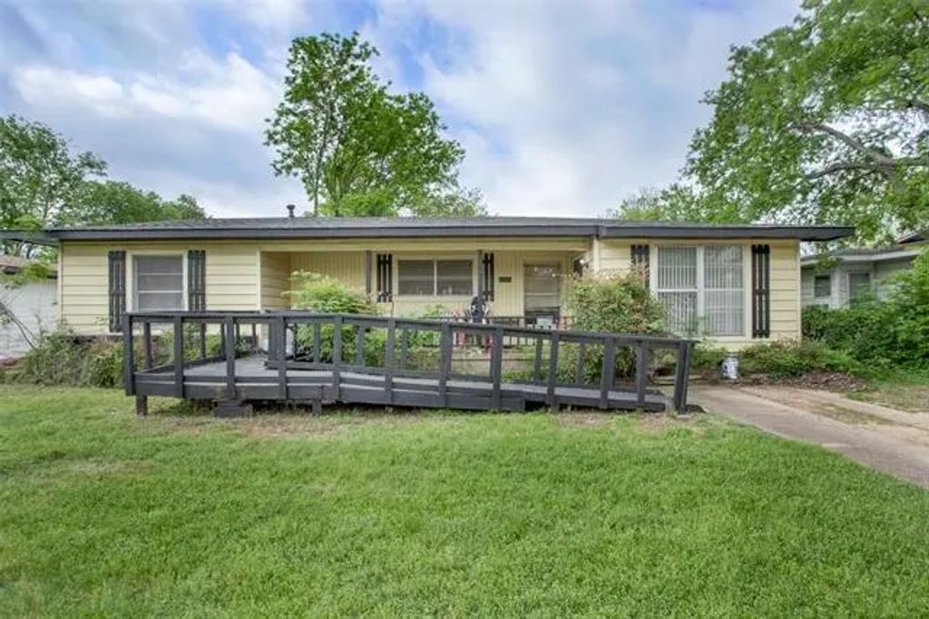 1728 W Elm Street, Denison