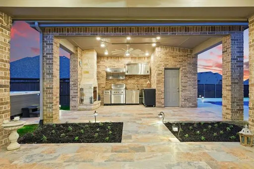 9800 Pikes Peak Place, Oak Point