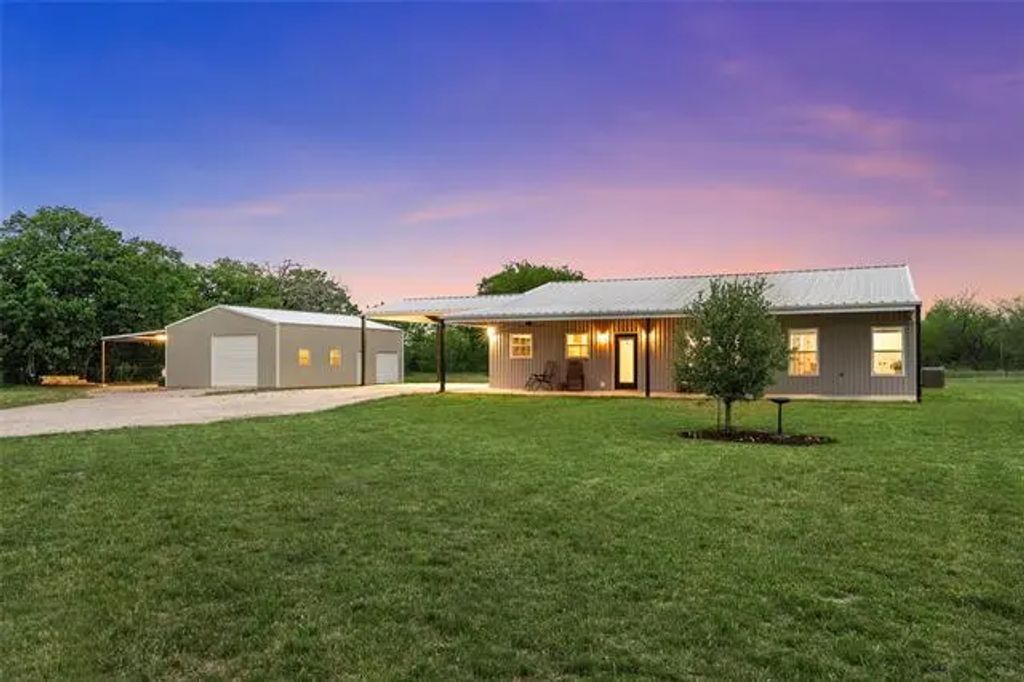 1125 Water Tower Road, Axtell