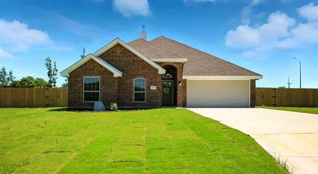 805 Whispering Oaks, Clyde