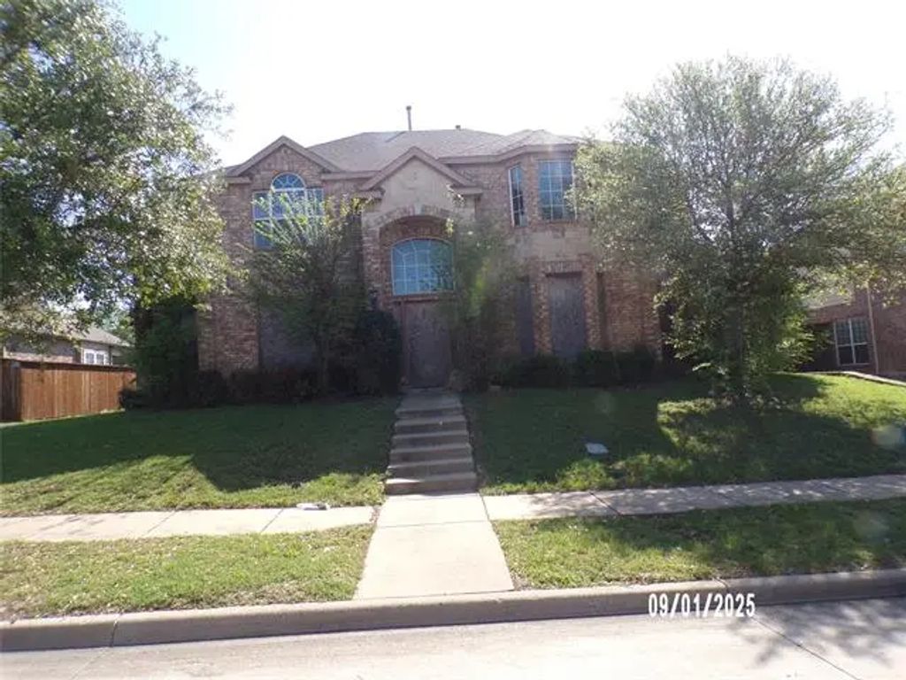 208 Wisteria Way, Red Oak