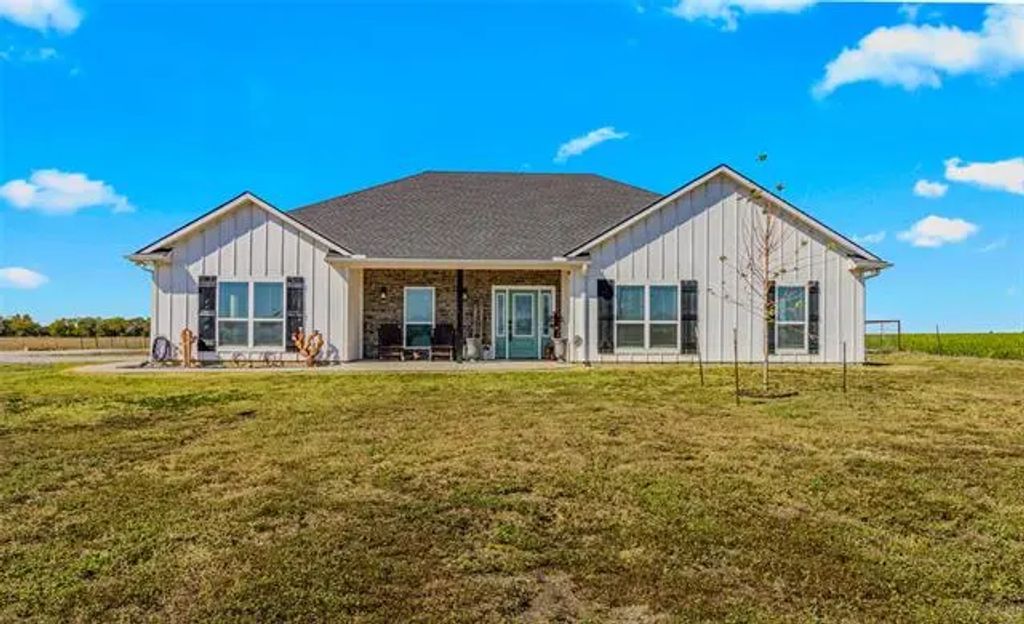 9238 County Road 1143, Leonard